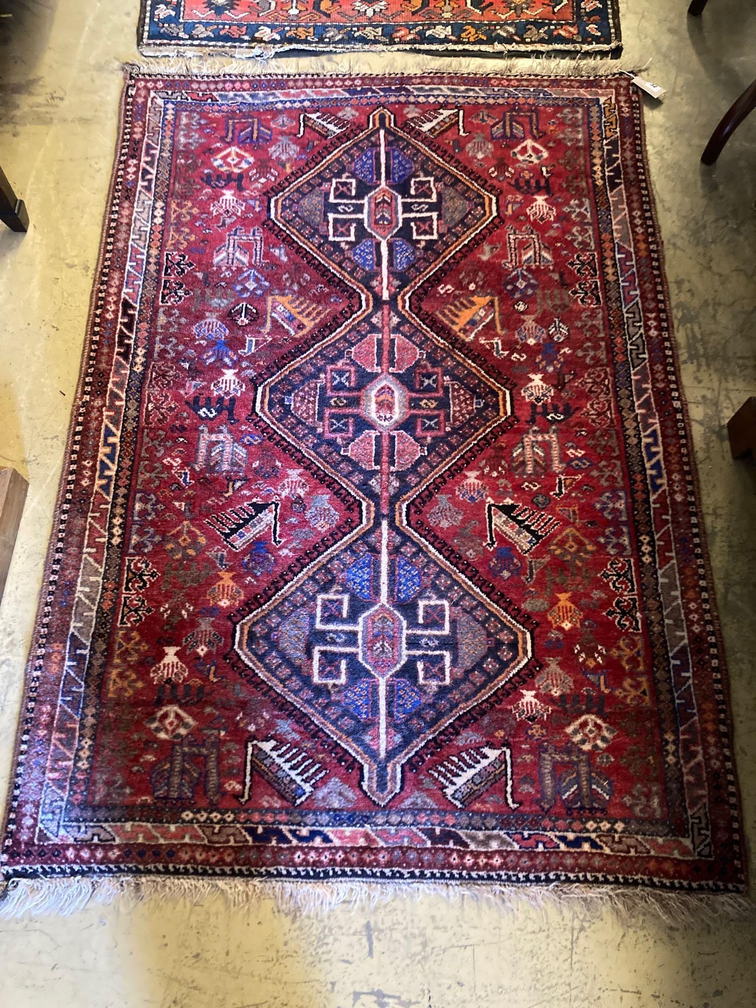 A Hamadan red ground rug, 157 x 109cm
